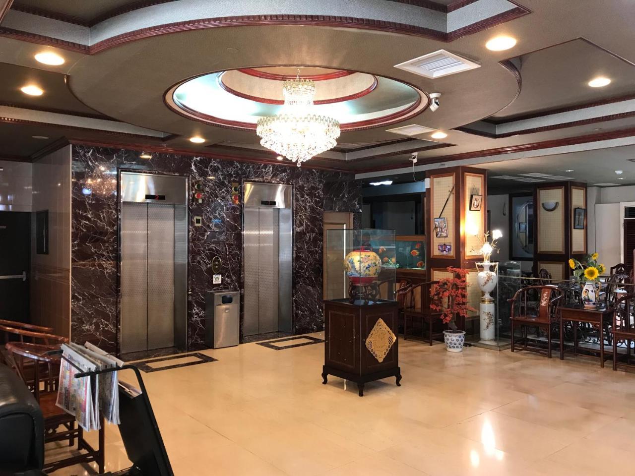 Sunrise Hotel Tainan Exterior photo